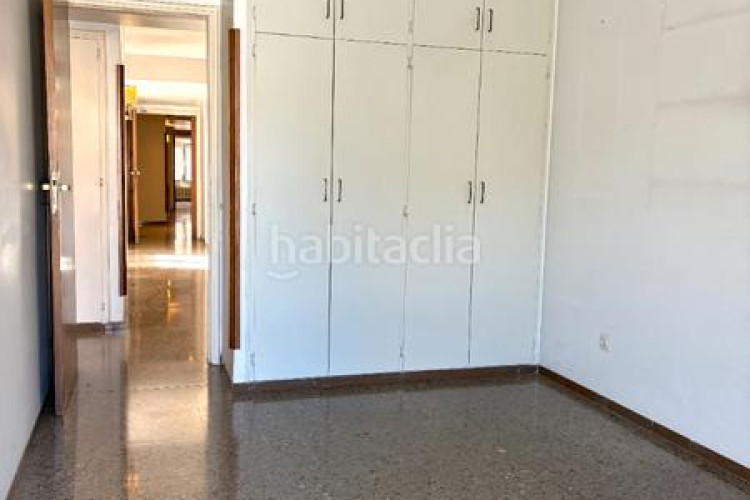 Piso  señorial único en pleno centro – 6 habitaciones, 3 baños, terraza de 200 m², parking incluido en Terrassa