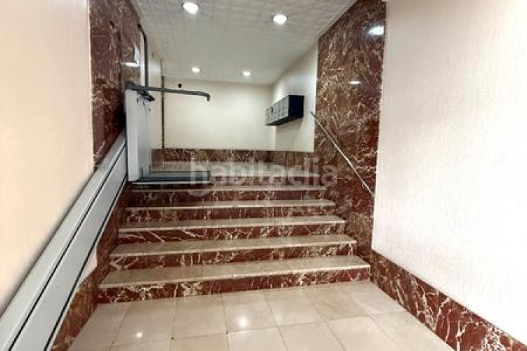 Piso zona de Ca n'Aurell. piso de 4habs. + 2lav. + balcón en angel sallent en Terrassa