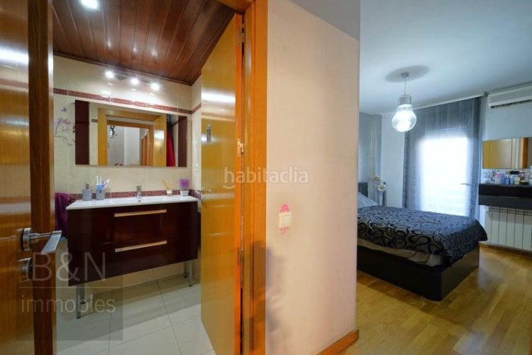Dúplex tu hogar con alma espacio, confort, tres salidas al exterior y zona comunitaria con piscina y plaza de parking en Terrassa