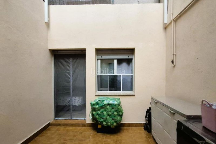Planta baja  seminueva de 3 hab con patio de 60 m2 en rambla francesc macia en Terrassa