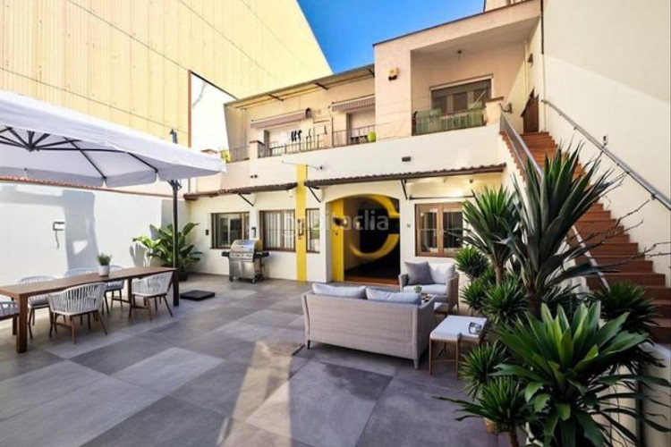 Casa adosada preciosa casa con terraza y garaje en una zona privilegiada en Terrassa