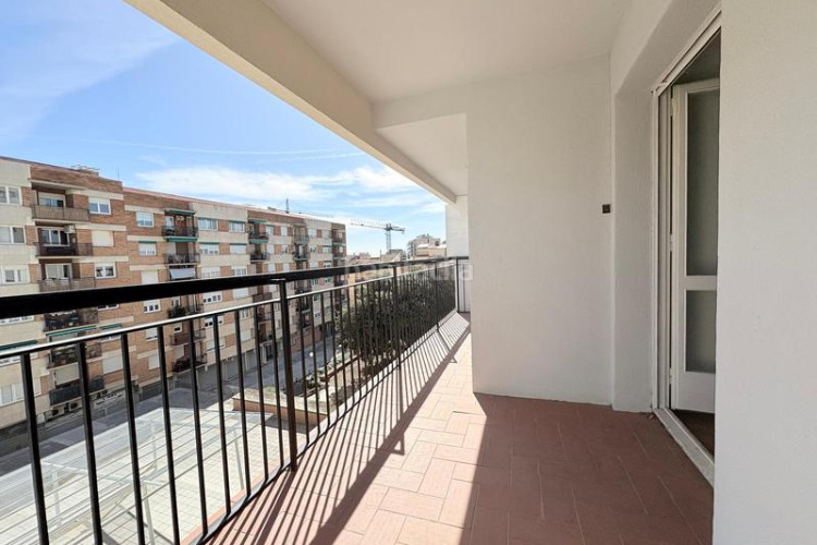 Piso delante museo téxtil en Vallparadís - Antic Poble de Sant Pere Terrassa