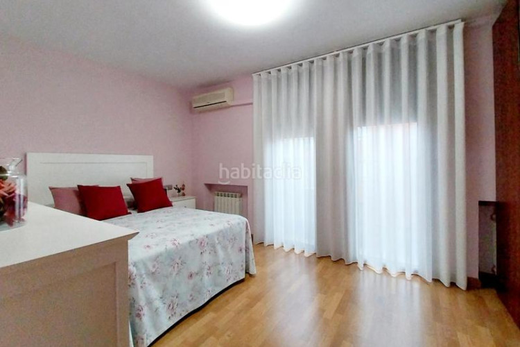 Casa adosada unifamiliar adosada, 4 habitaciones, gran patio en Terrassa