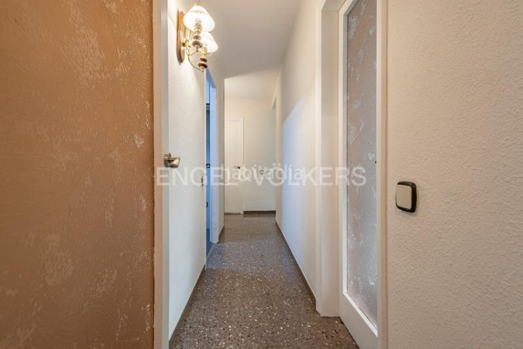 Apartamento oportunidad única! piso amplio de 99m construidos con 4 dormitorios y balcón en Terrassa