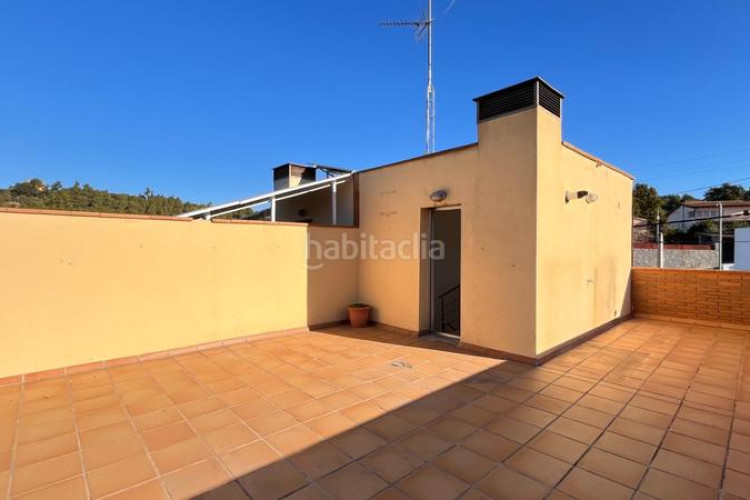 Chalet casa con piscina y vistas en zona residencial en Terrassa