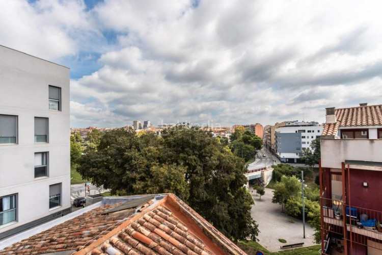 Dúplex vivienda tipo dúplex de 4 habs. con terraza. zona Segle XX. en Terrassa
