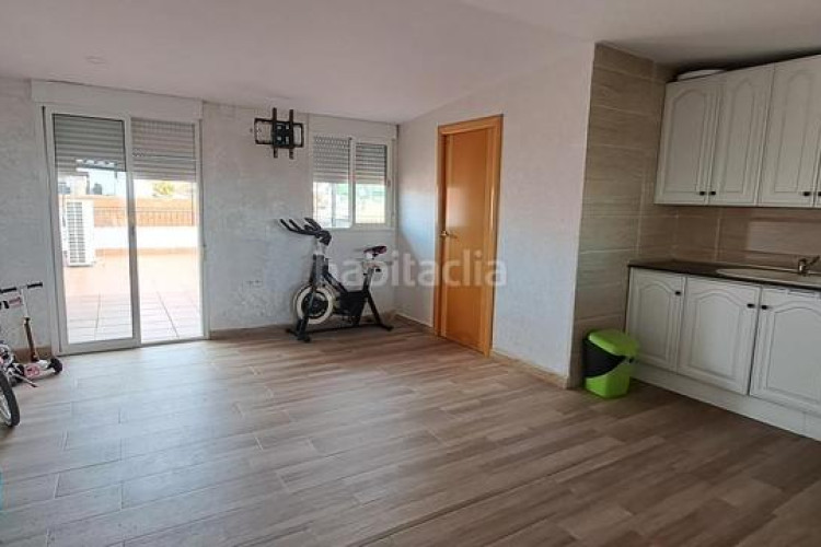 Ático atico totalmente reformado. 2 hab. dobles. 2 terrazas. amplio estudio. en Terrassa