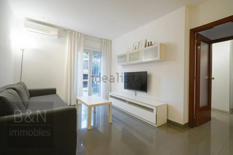 En exclusiva: planta baja con alma de hogar, gran terraza y parking en un entorno tranquilo rodeado