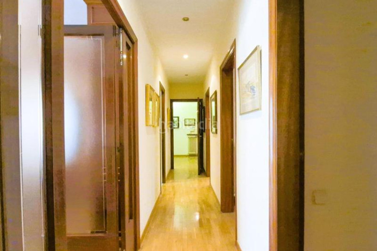 Piso de 137 m2 amb 4 hab i balco 10 m2 oest al carrer ireneu a 50 metres rambla en Terrassa