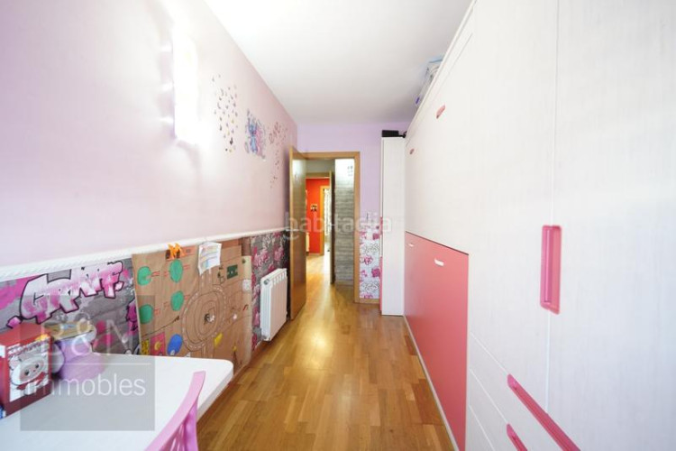 Dúplex tu hogar con alma espacio, confort, tres salidas al exterior y zona comunitaria con piscina y plaza de parking en Terrassa