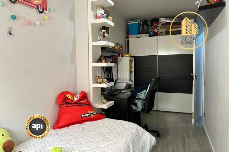 Piso amplio piso familiar con suite, balcones y parking en zona residencial tranquila en Terrassa