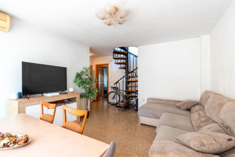 Dúplex zona centro. luminoso ático dúplex de 3habs. + 2lav. + terraza en Terrassa