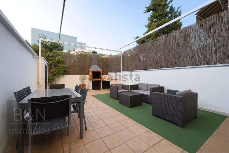 En exclusiva: planta baja con alma de hogar, gran terraza y parking en un entorno tranquilo rodeado