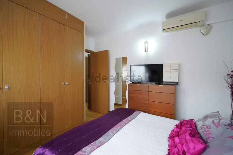 ¡Te vas a enamorar de su carácter! Amplio, luminoso, con zona comunitaria, párquing y trastero.