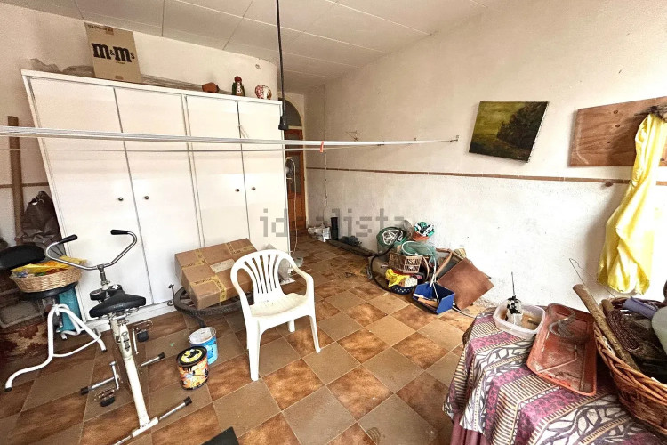 ZONA DE CA N'AURELL. CASA ADOSADA DE 4HABS. PARA REFORMAR ¡Oportunidad única en Ca N’Aurell!