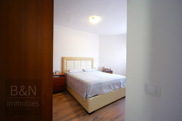 Piso una vivienda con calidez, luz y balcón recién reformado con plaza de garaje incluida en Terrassa