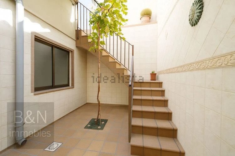 Una planta baja con alma de hogar y dos terrazas que te invitan a disfrutar de la vida