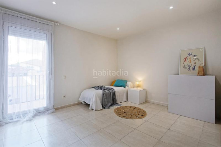 Casa adosada unifamiliar adosada, 4 habitaciones y patio en Terrassa