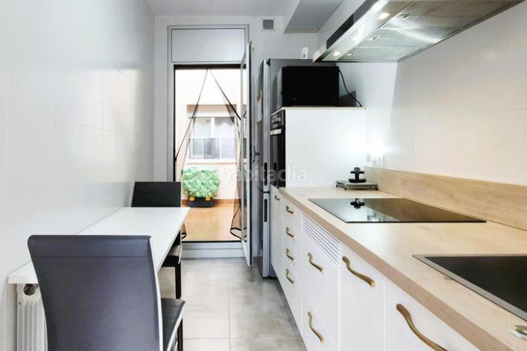 Planta baja  seminueva de 3 hab con patio de 60 m2 sur en rambla francesc macia en Terrassa