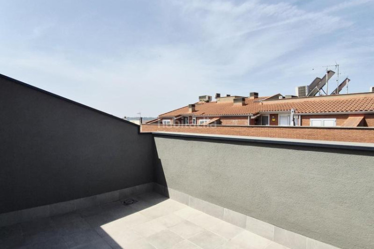 Dúplex duplex invertit obra nova de 160 m2 4 hab dobles i 4 terrasses al carrer transversal en Terrassa