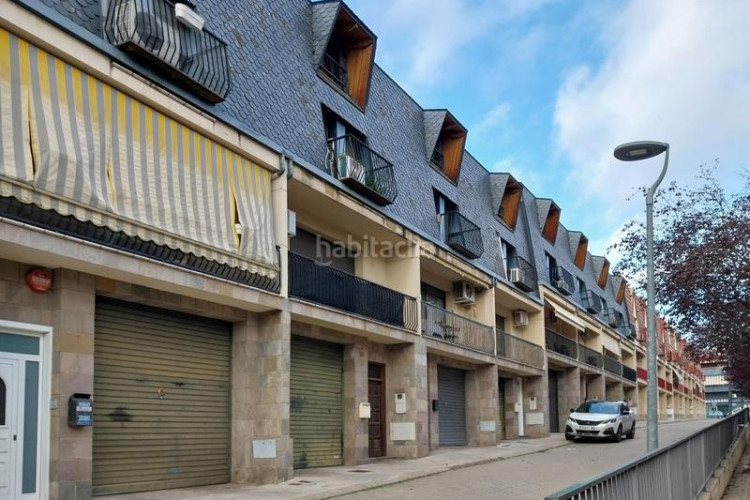 Casa adosada  con patio de 34m en la gripia, 3 hab. dobles estudio de 55m con fuego a tierra. amplio garaje en Terrassa
