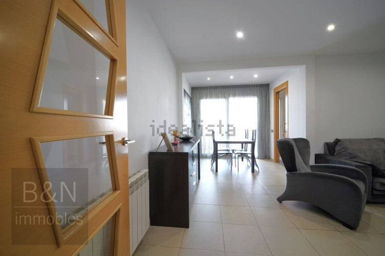 Un hogar reformado, con doble salida exterior y solo un vecino.