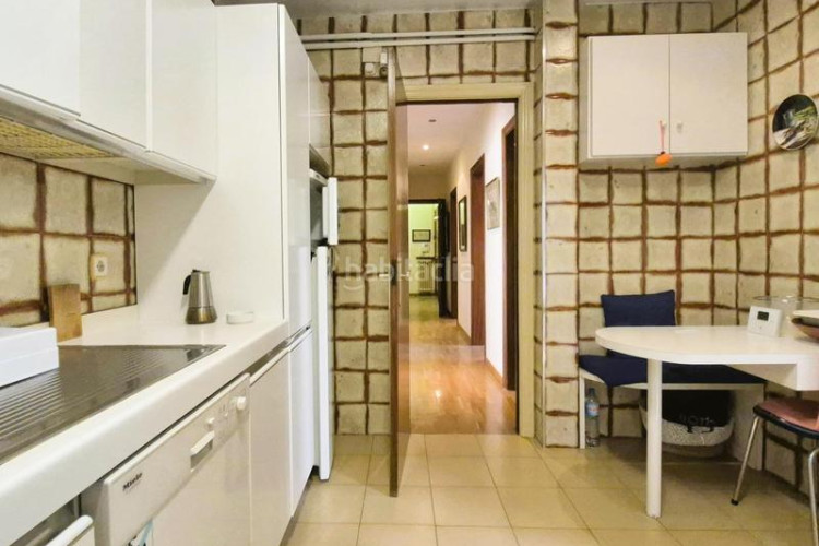 Piso de 137 m2 amb 4 hab i balco 10 m2 oest al carrer ireneu a 50 metres rambla en Terrassa