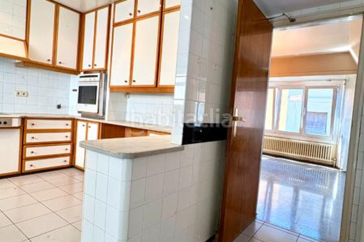 Piso  señorial único en pleno centro – 6 habitaciones, 3 baños, terraza de 200 m², parking incluido en Terrassa