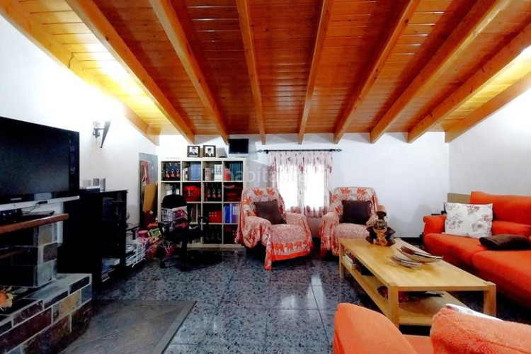 Casa magnifica casa unifamiliar de 230 m2 con 3 hab dobles y gran estudio 55 m2 en Terrassa