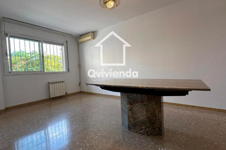 Piso  en planta baja de 3 habitaciones, todo exterior, La Cogullada en Terrassa