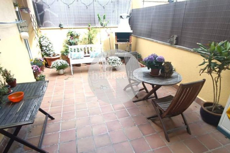 Planta baja bonita planta baja de 2 hab, terraza con barbacoa y plaza de aparcamiento en carrer conca torresana la gripia, en Terrassa