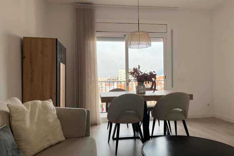Piso en carrer de topete 52 precioso piso muy luminoso en inmejorable ubicación: consta de un salón-comedor, cocina, 3 habitaciones, baño, aseo, balcón y tra. en Terrassa