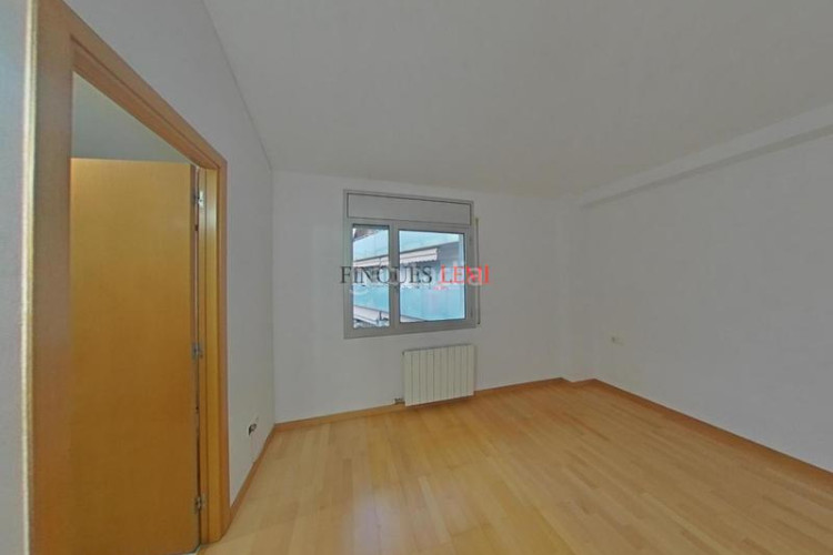 Piso dúplex con 4 habitaciones, 3 baños y parking en ubicación privilegiada en Terrassa