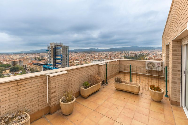 Ático  dúplex con terrazas y vistas panorámicas a un paso del centro , plaza de parking incluida en Terrassa