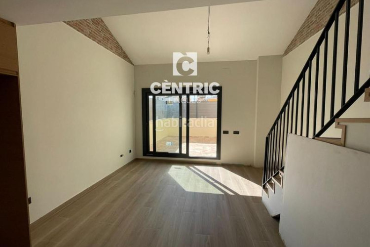 Dúplex  de obra nueva de 2 habitaciones buhardilla multifuncional y terraza en Terrassa