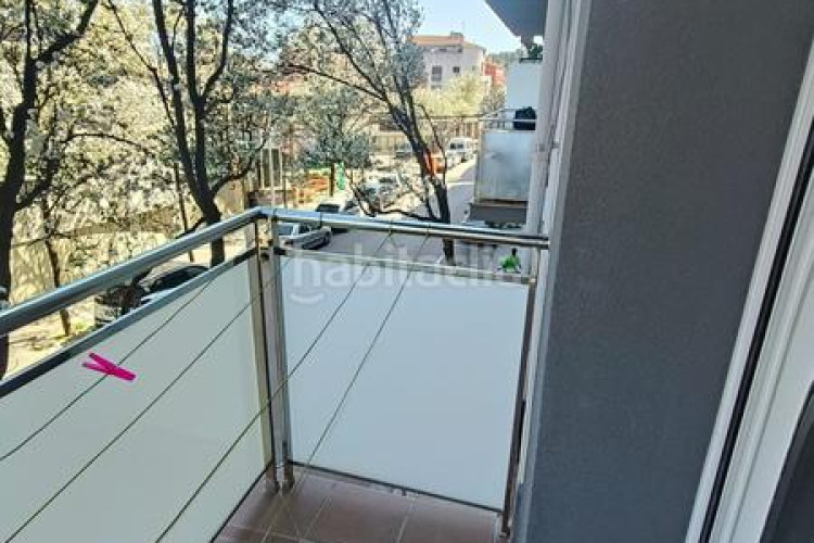 Piso  reformado en La Cogullada 3 dormitorios, 1 baño, todo exterior, cocina individual, con dos balcones uno de 6m y otro de 4m y en Terrassa