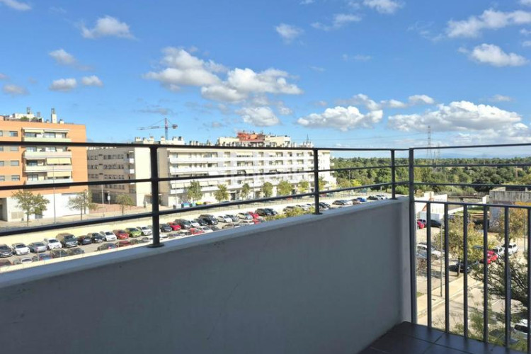 Piso edifici residencial blau cel de 3 hab con terraza 12 m2 sur 2 piscinas, gimnasio, conserjeria y mas en Terrassa