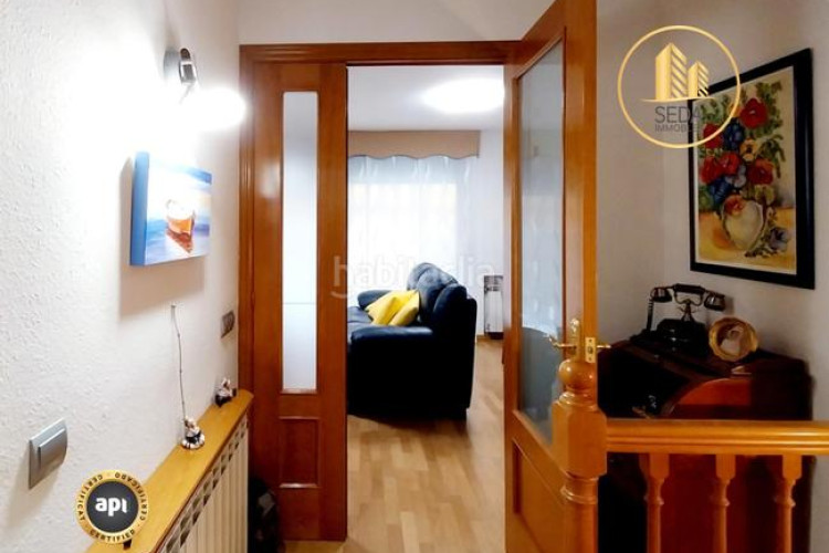 Casa impecable casa unifamiliar renovada con 4 plantas, garaje triple y estudio con chimenea en la gripia en Terrassa