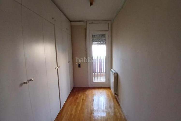 Piso vivienda de 4 habitaciones con gran terraza y parking incluido en Terrassa