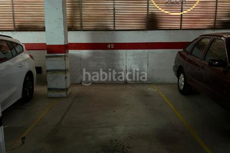 Piso amplio piso familiar con suite, balcones y parking en zona residencial tranquila en Terrassa