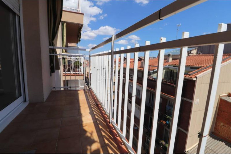 Piso escoles, acabado de reformar en Plaça Catalunya - Escola Industrial Terrassa