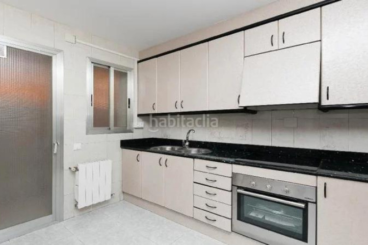 Piso (barcelona). "okupado" (no se puede visitar ni hipotecar). en Terrassa