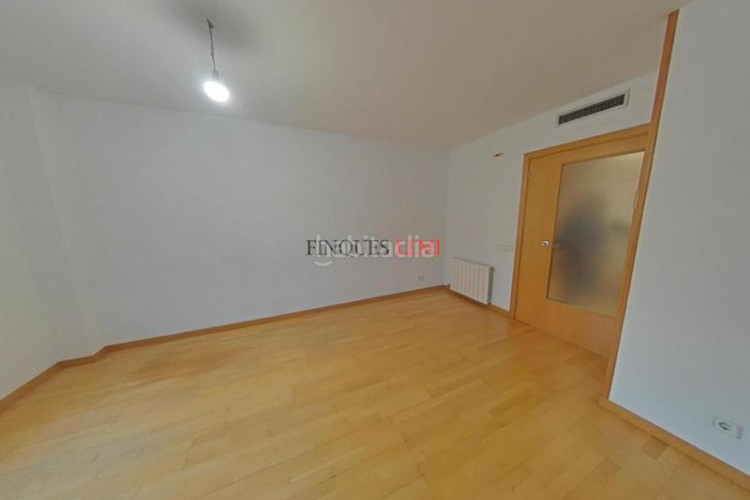 Piso dúplex con 4 habitaciones, 3 baños y parking en ubicación privilegiada en Terrassa