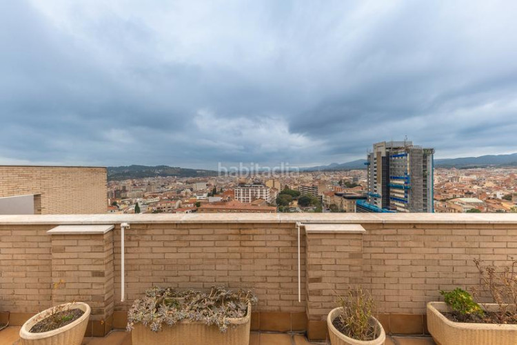 Ático  dúplex con terrazas y vistas panorámicas a un paso del centro , plaza de parking incluida en Terrassa