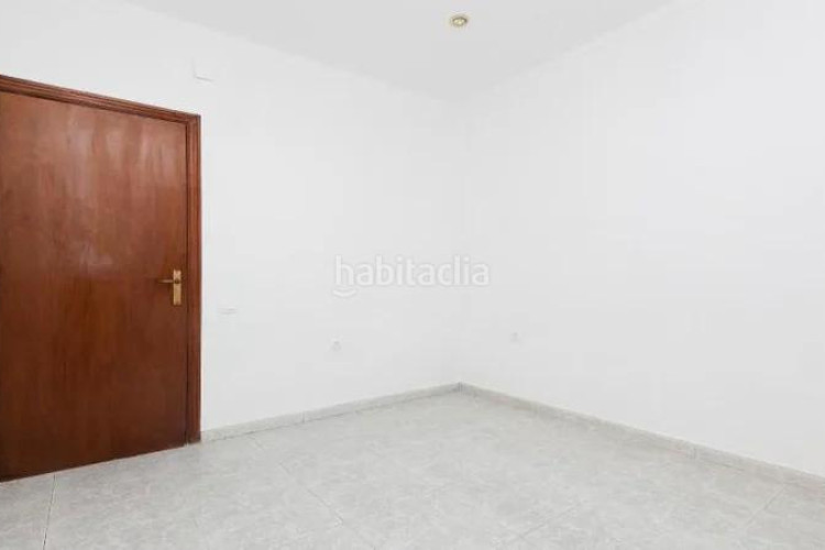 Piso (barcelona). "okupado" (no se puede visitar ni hipotecar). en Terrassa