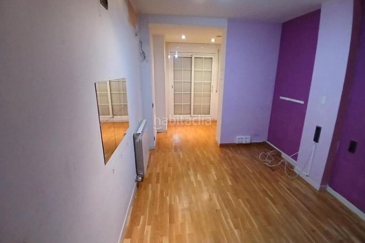 Piso vivienda de 4 habitaciones con gran terraza y parking incluido en Terrassa