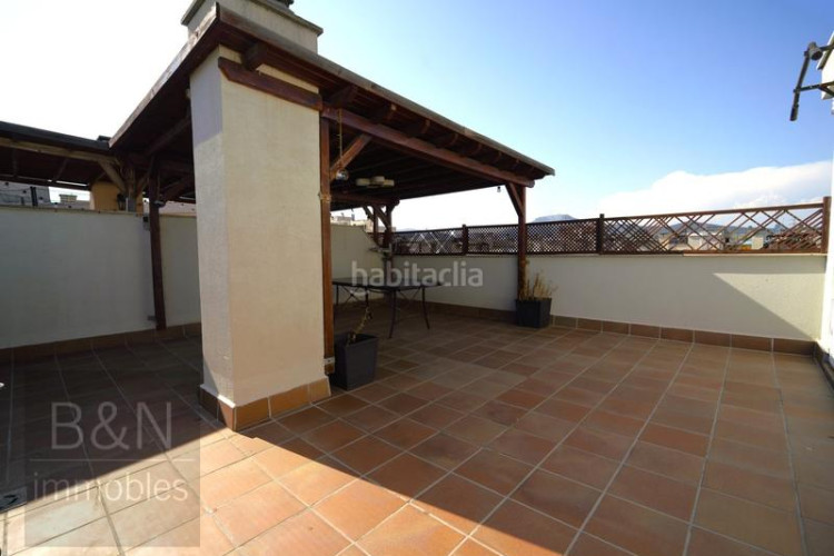 Dúplex tu hogar con alma espacio, confort, tres salidas al exterior y zona comunitaria con piscina y plaza de parking en Terrassa