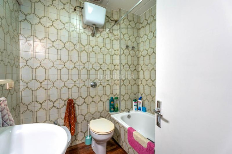 Casa adosada zona centro. casa adosada de 4habs. + 2lav. `terraza + garaje en Terrassa