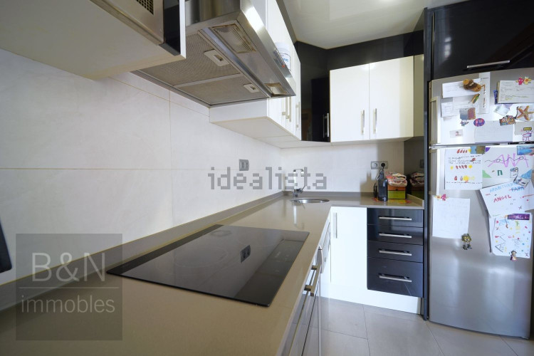 Un hogar reformado, con doble salida exterior y solo un vecino.