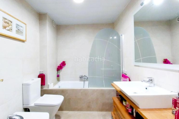 Casa magnifica casa unifamiliar de 230 m2 con 3 hab dobles y gran estudio 55 m2 en Terrassa